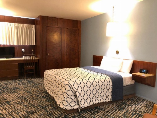 Curly Redwood Lodge image 11
