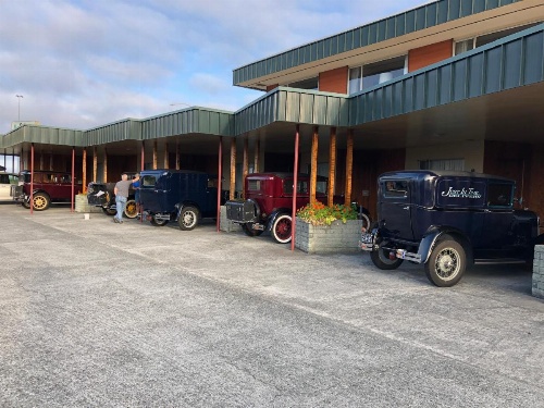 Curly Redwood Lodge image 14