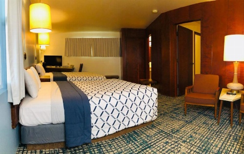 Curly Redwood Lodge image 2