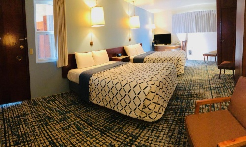 Curly Redwood Lodge image 3