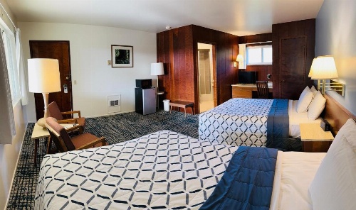 Curly Redwood Lodge image 35