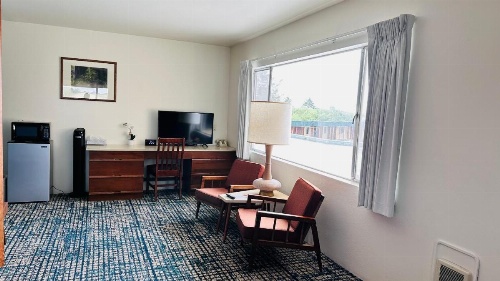 Curly Redwood Lodge image 38