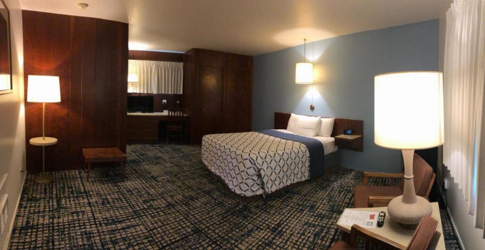 Curly Redwood Lodge