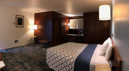 Curly Redwood Lodge image 7