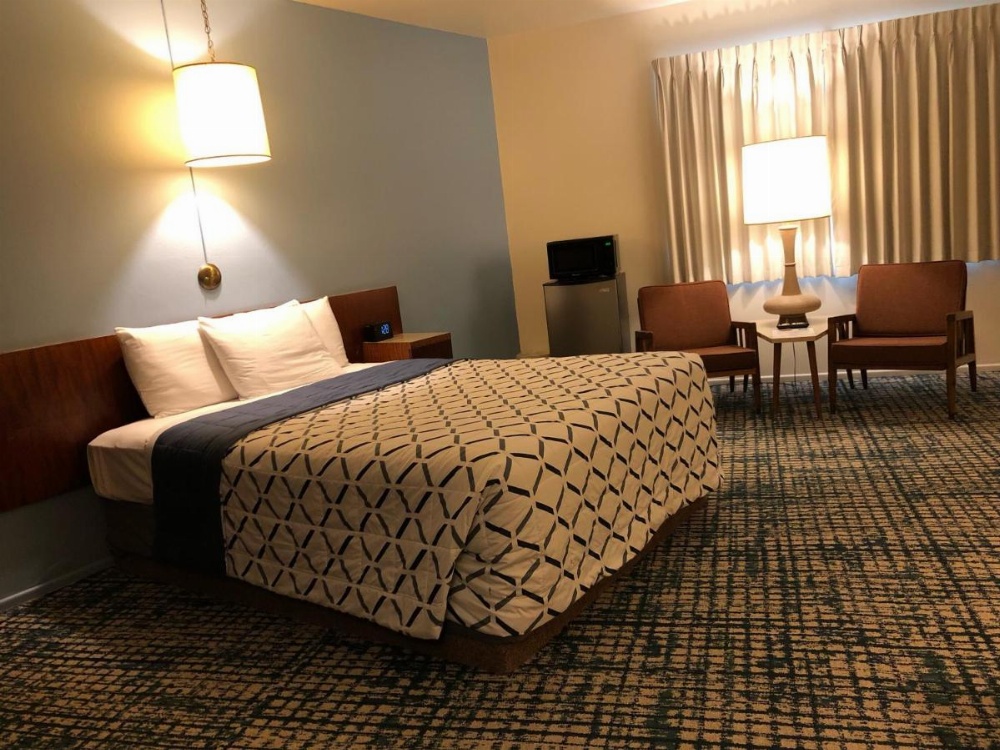 Curly Redwood Lodge